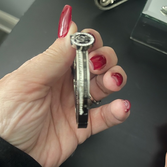 Elegant Hinged Bracelet – Timeless and Chic designer Louis V. - Picture 2 of 7